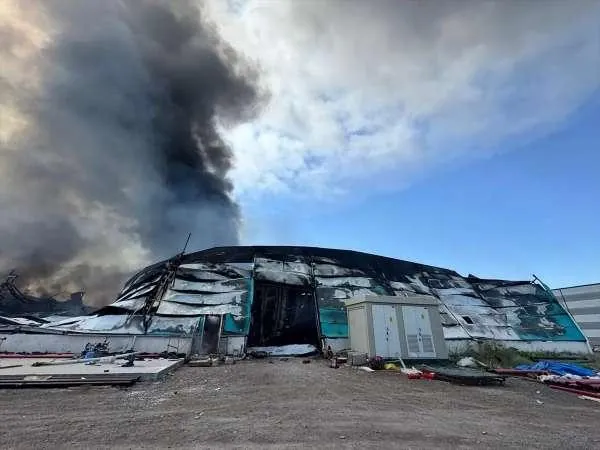 Kayseri'de Mobilya Fabrikasında Yangın